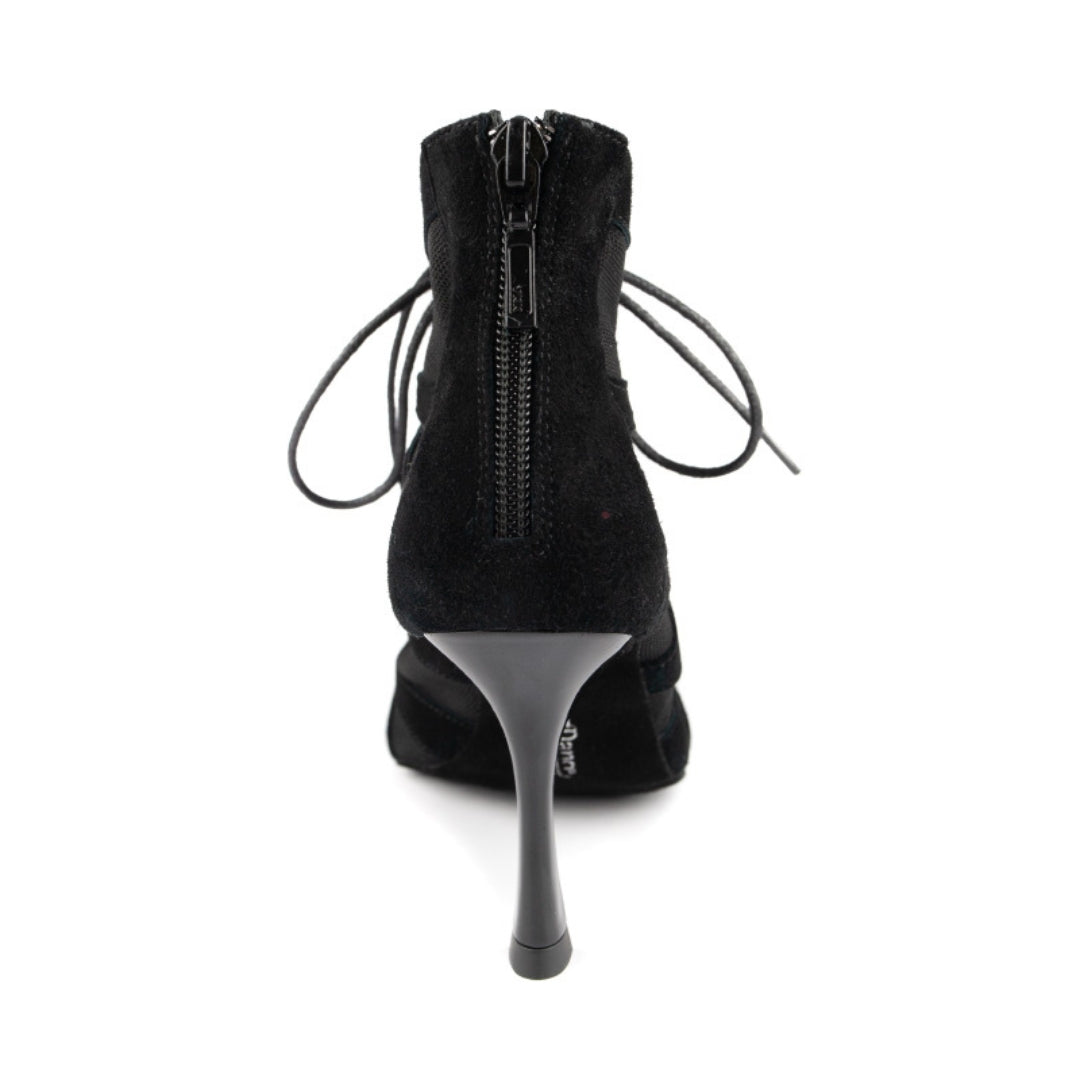 Rückansicht der Tanzschuhe PD819 von Portdance aus schwarzem Nubukleder mit Reißverschluss, Schnürdetail und atmungsaktivem Mesh.